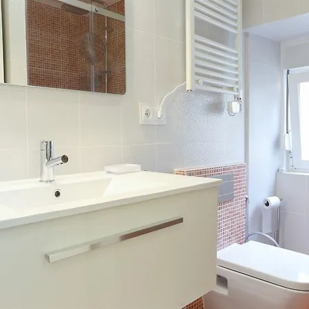 Exquisit 2 Bedroom Apartment In Lisbon דירה ליסבון